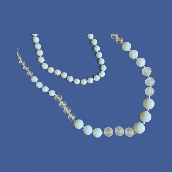 Two Vintage Necklaces White and Frosted Beads Unsigned - Picture 3 of 13